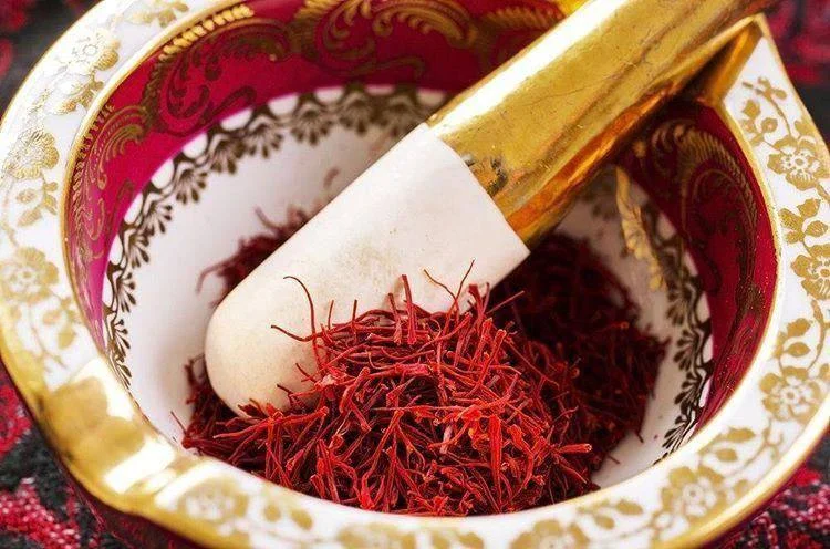 Saffron in a golden pestle